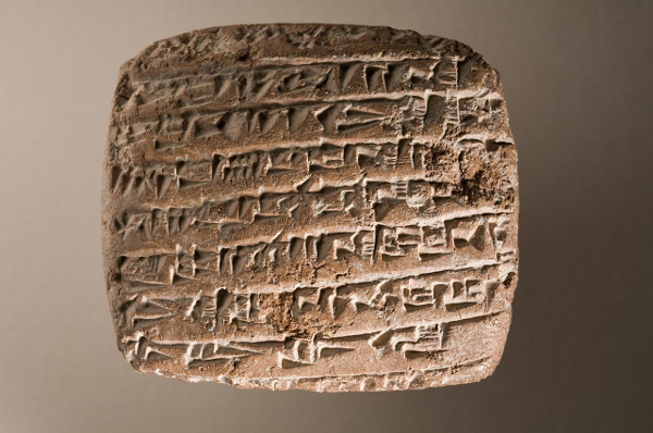 Tablette avec écriture cunéiforme